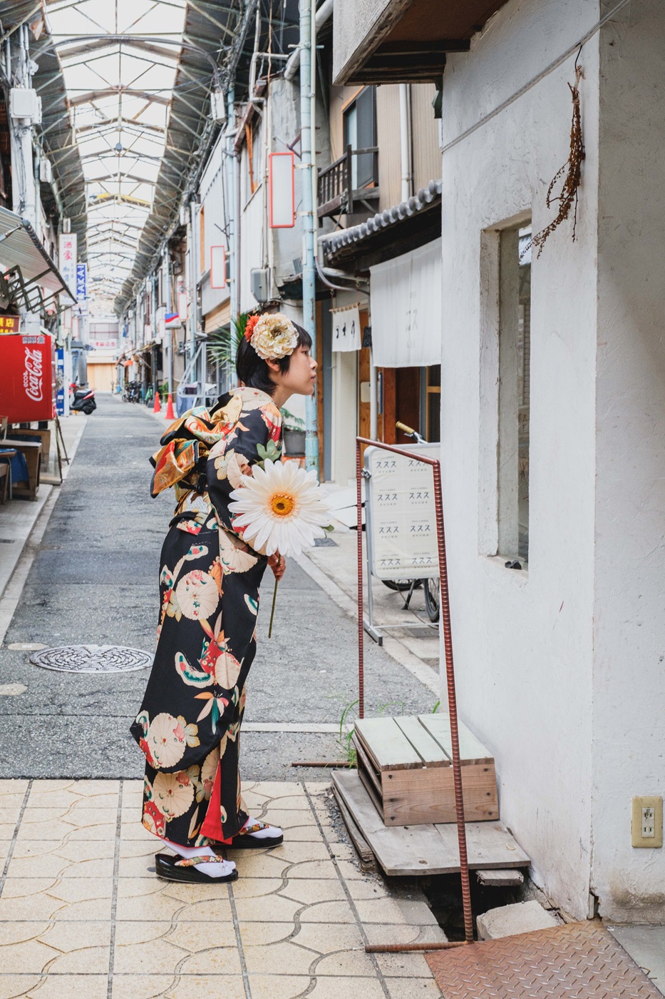 商店街を歩く着物姿